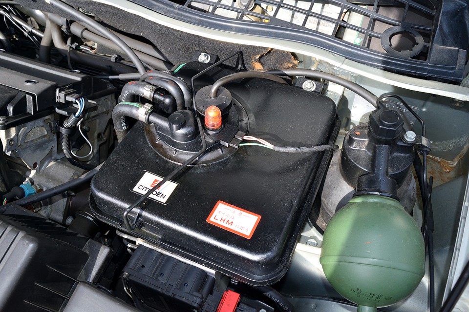 ハイドロ車お決まりのLHMリザーバータンクの上部のフタから若干のLHMにじみはありますが、許容範囲だと思います。