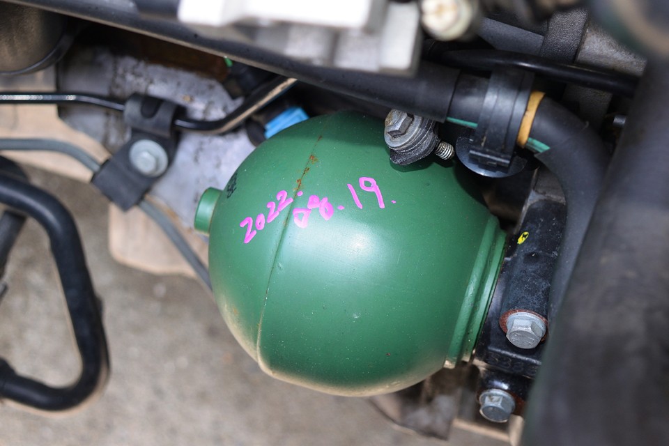 車高の上げ下げもスムーズで、足廻りの状態もとても良い状態です。メインアキュームは2022年8月に交換されているようです。