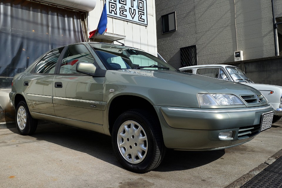 それではお待ちかね？！のハイドロの車高状態です。まずは最高位のメンテナンスモード。サスが伸び切った状態ですので、この状態での走行は出来ません。