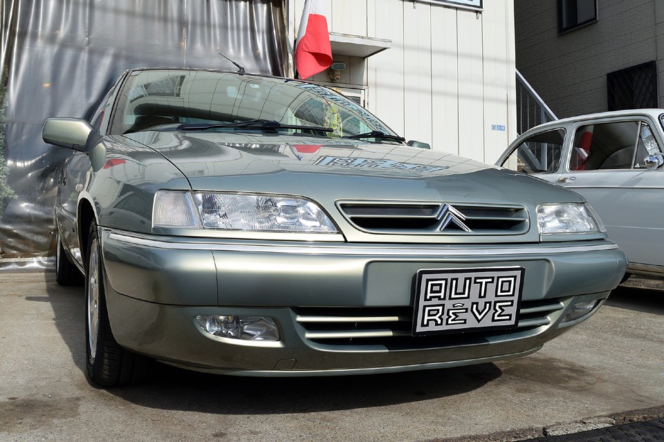 その上、他車には無い、シトロエンがシトロエンたる所以のハイドロニューマチック・サスペンション！それは「空飛ぶ絨毯」と例えられる得も言われぬ乗り心地・・・。