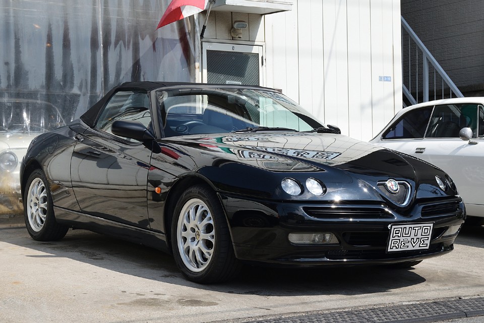 フロント、リア、サイドと何処を見ても、他のどれとも似ていない特異なデザインなのに、全体としてはとてもエレガントな雰囲気に・・・奇才と呼ばれる所以ですね。