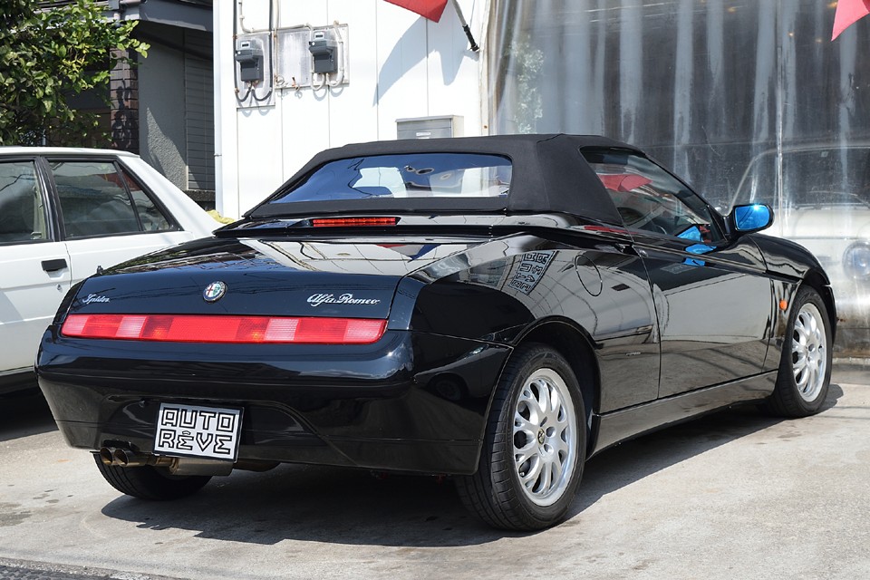 フロントタイヤの上から帯のようにキャビンをぐるっと一周取り囲むアバンギャルドなプレスライン！こんなの普通はあり得ないと思うのですが、アルファロメオ＋フミアではあり得るんですねぇ。