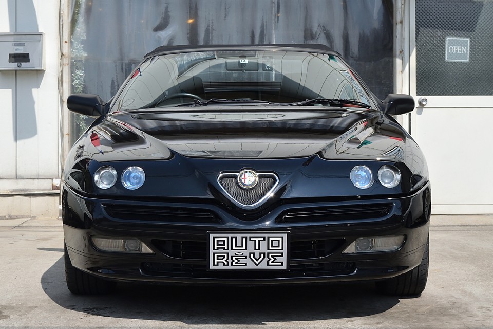 ボンネット伸ばして、4つのライト穴開けただけなのに・・・これだけ表情のある顔になるから不思議！