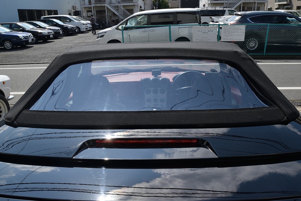 小キズで曇りがちなリアスクリーンは、令和3年10月に張替済みなので、ご覧の通りクリア～！しかもスクリーン張替後、一度もオープンにしてないそうで・・・今回が初？？？