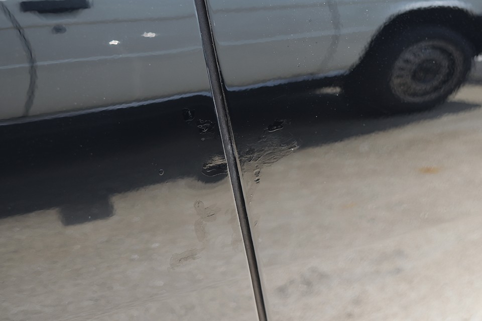 全体的にはかなり程度の良い美車ですが、現在、唯一気になるのがこのキズでしょうか。タッチアップ済なのでそれほど目立たないですが、他がキレイなだけに気になるかも。