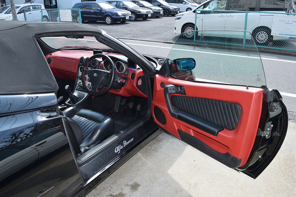ブラック＆レッドのブリリアントなカラーがイタリア車らしいですね。それでは外観同様、状態の良いインテリアのご紹介です。どうぞ～。