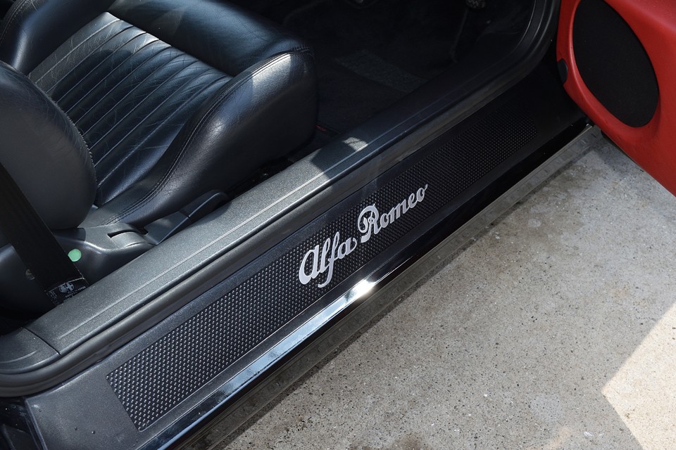 おっと、その前にアルファロメオのロゴが輝く、強靭なサイドシルが安心ですね。