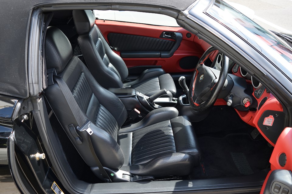 ドライバーズカーを物語るレザーのセミバケットシート！ロングドライブでも疲れにくいサポート形状なのがお分かりいただけるかと。