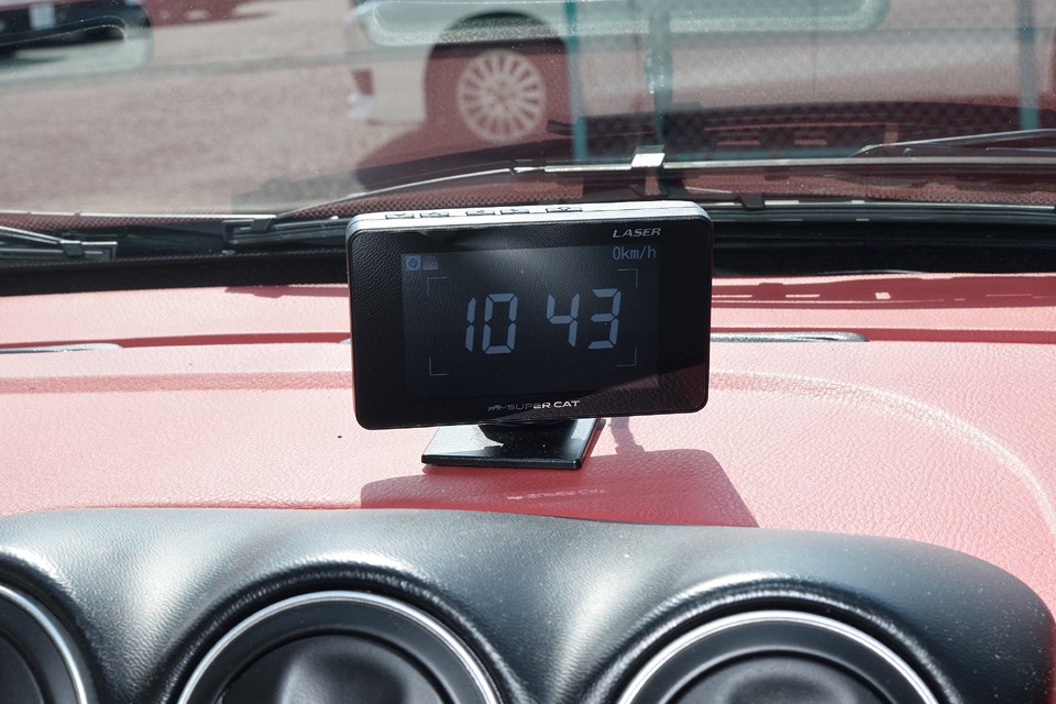 ダッシュ中央にはレーダーを装備！だからって飛ばし過ぎにはくれぐれもご注意を！