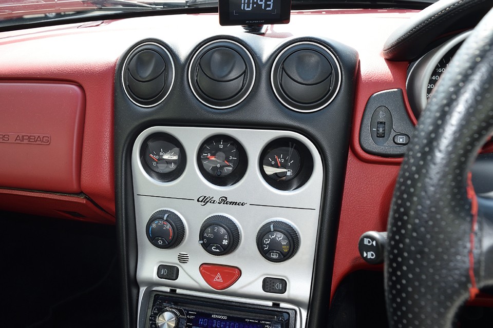 ドライバーに向けられた各種メーター類！ドライバーズカーであるアルファロメオの伝統ですね。