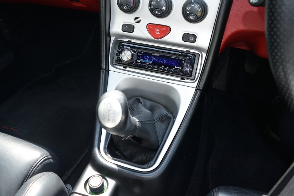 シフトストロークはそれなりにあるものの、「スコンスコンッ」と入る小気味いいシフトフィールはアルファロメオの魅力の一つ！