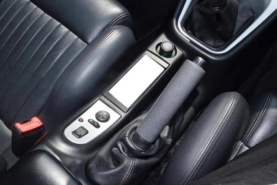 中央の灰皿は樹脂欠けで開きづらいですが、ご使用は出来ます。その手前はリモコンミラーと電動オープンスイッチ。