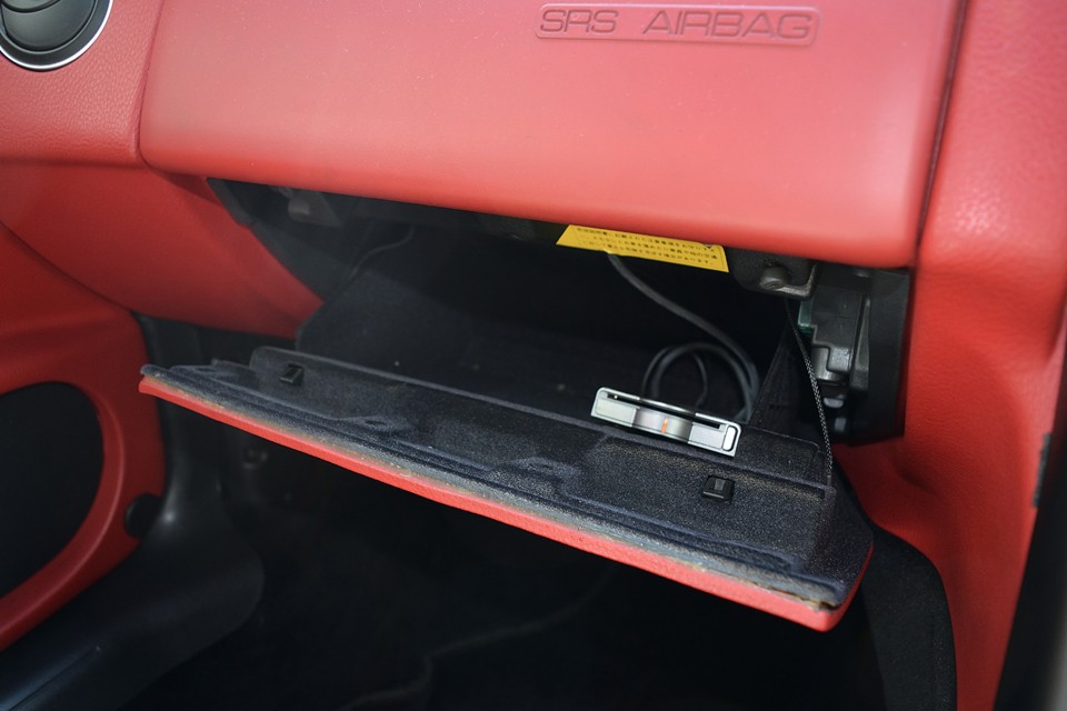 助手席前のグローブBOX内にETCを装備。もはや必需品ですね。
