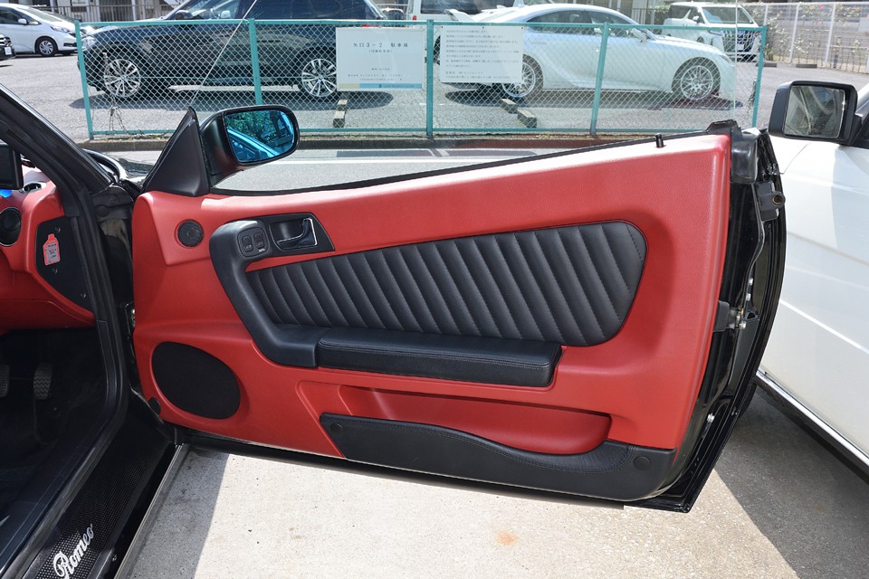 赤黒のコントラストが際立つドア内張り。目立つ汚れや、損傷が無いのもお判りいただけるかと。