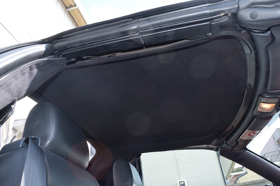 幌はこの内張りを含めて、破れはもちろん、擦れもほとんど見受けられません。開閉するとどうしても擦れは出来るものですが、あまりオープンにはされなかったようです。