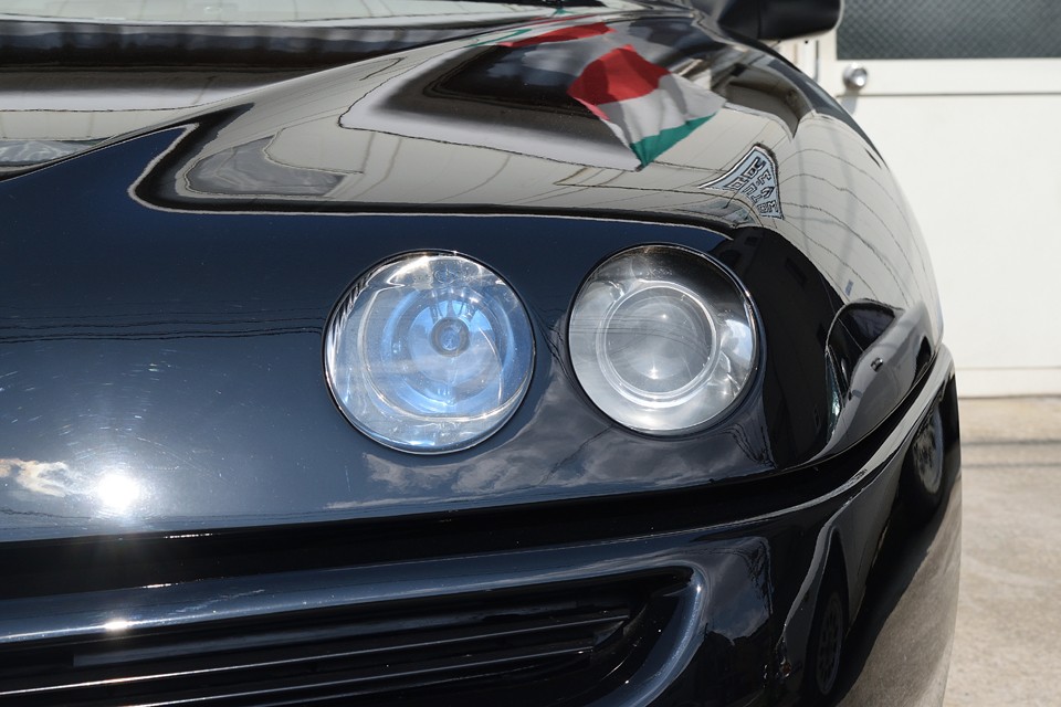 特徴的な丸4灯ヘッドライトは、ご覧の通りクリアーな状態です。