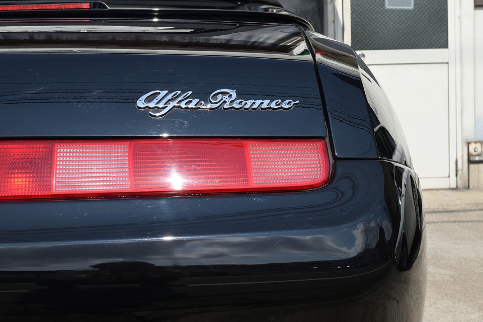 最近EV車なんかで流行りの横一文字のリアランプとは少し趣きが異なりますが、コンセプトは一緒！やっと時代が追いついた？！