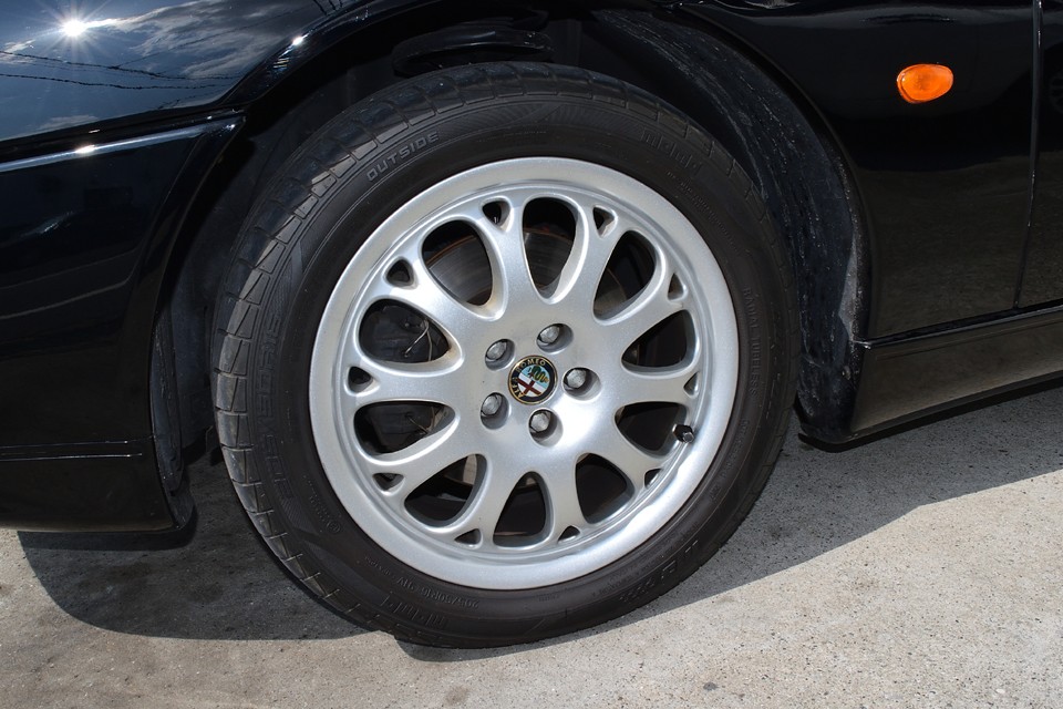 純正のアルミホイールも1ヶ所のガリキズがあるだけで、とても状態は良いです。