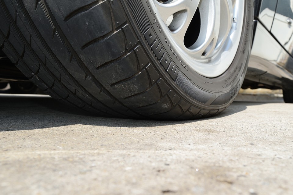 タイヤサイズは205/50R16。残溝は5～6分山というところでしょうか。当分は交換の必要は無さそうです。