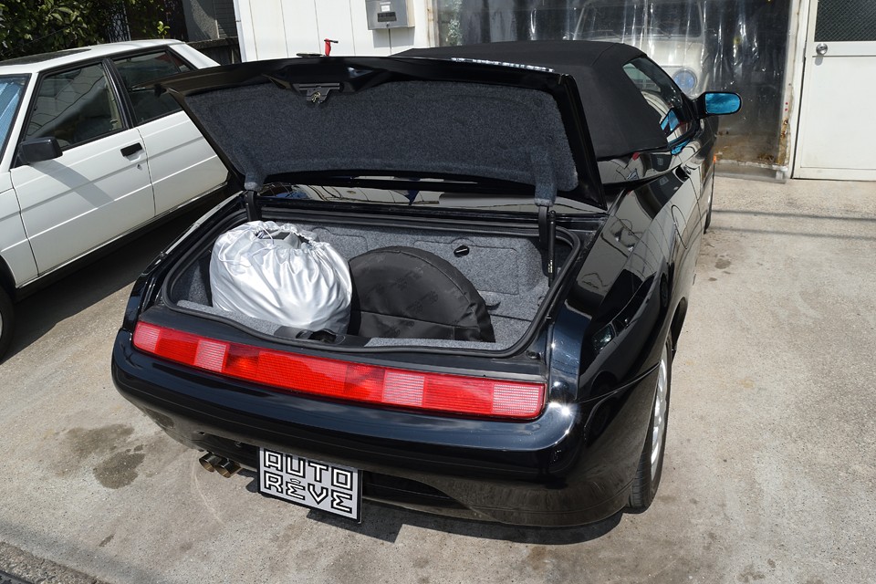 オープンカー故、トランクスペースはどうしても限定的になってしまいます。おまけにスペアタイヤも収納されているので、最低限の荷物は積めます。という感じです。