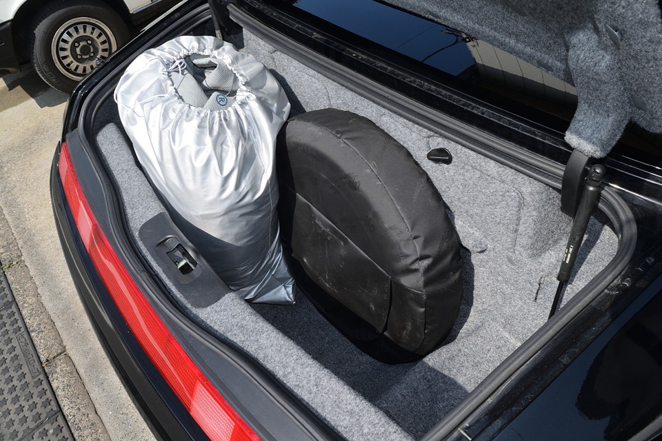 深さはあるので、ボストンバック2ヶくらいは収納できそうです。画像のボディカバーはスパイダー専用のものだそうです。おまけで付属します。