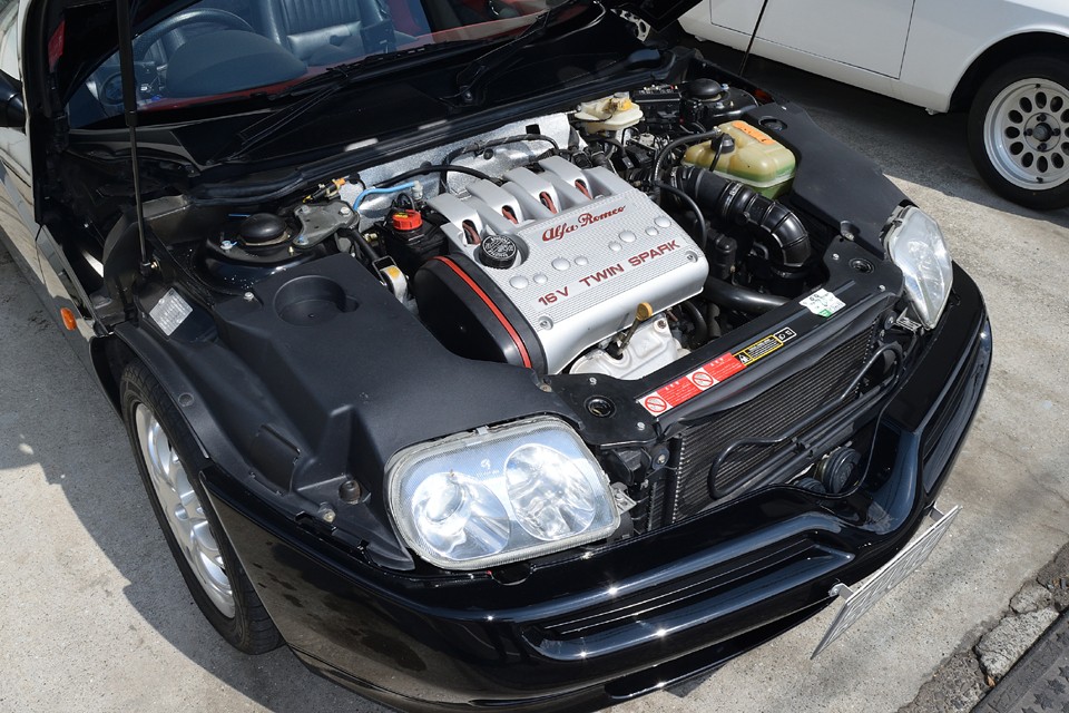 水冷直列4気筒DOHC16バルブ、1969cc、最高出力155ps/6400rpm、最大トルク19.1kg・m/3500rpm。数値よりも力強く、ピックアップの良いリニアな感覚が楽しいツインスパーク！・・・にしてもこのエンジンルームのキレイさは何？