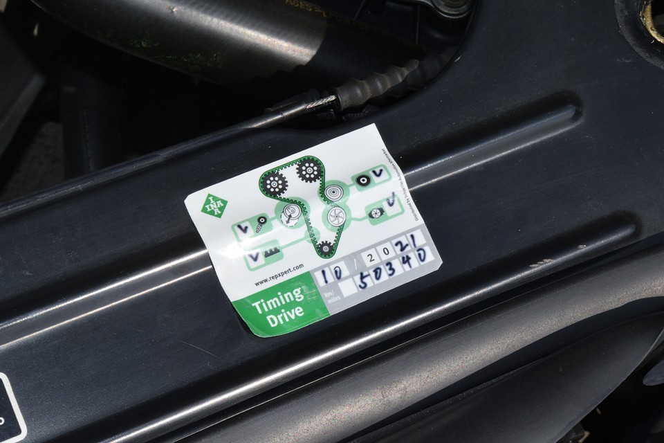 前述の通り、2021年10月、50,200km時にタイミングベルト、ウォーターポンプ一式、交換歴有り！実はこの時、他にも驚愕のメンテナンスが・・・記録にある交換歴は以下の通り。左右ステアリングタイロッド、幌リアスクリーン、フロント左右ロアアーム・スタビリンク一式、バランスベルトキット一式、ドライブベルト・・・。