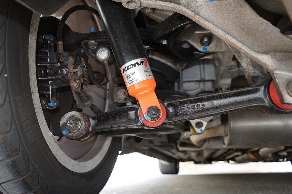 更に、タペットカバーガスケット、前後ブレーキパッド＆ローター、Ｆブレーキホース、クラッチＯ/Ｈ、Ｆショック＆バンプラバー＆ダストブーツ、Ｒショック＆バンプラバー、リアサスペンションブッシュ交換（14ピース）等々・・・タイベルどころか、足回りはほぼ一新してますね。