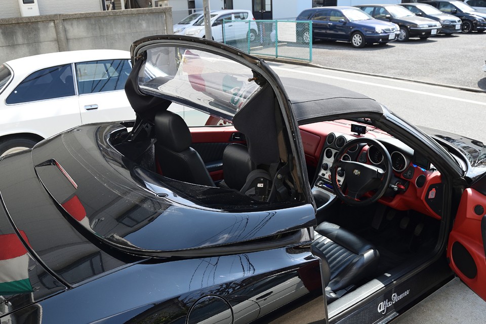 あとは電動なので、スイッチを押し続けるだけですが、最初のアクションは、幌の後半が立ち上がり・・・。