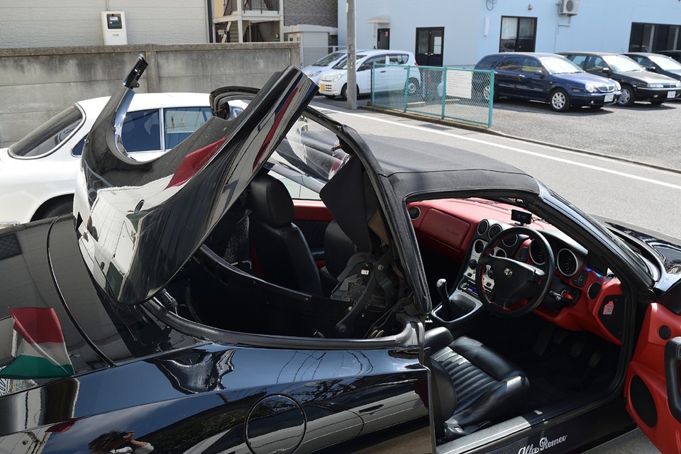 次に幌格納スペースのフタが開き・・・。