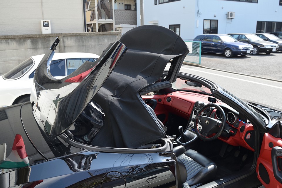 そのスペースにパタパタと幌が格納されて・・・。