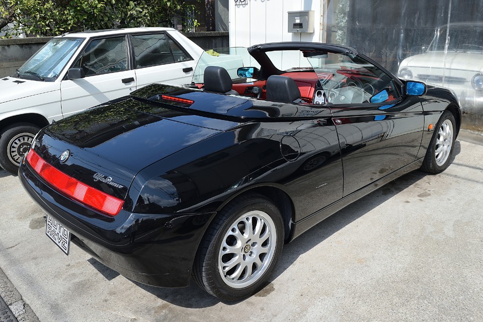 ベース車両の派生モデル的な存在のオープンカーがほとんどですが、このスパイダーはオープンのためのオープン！