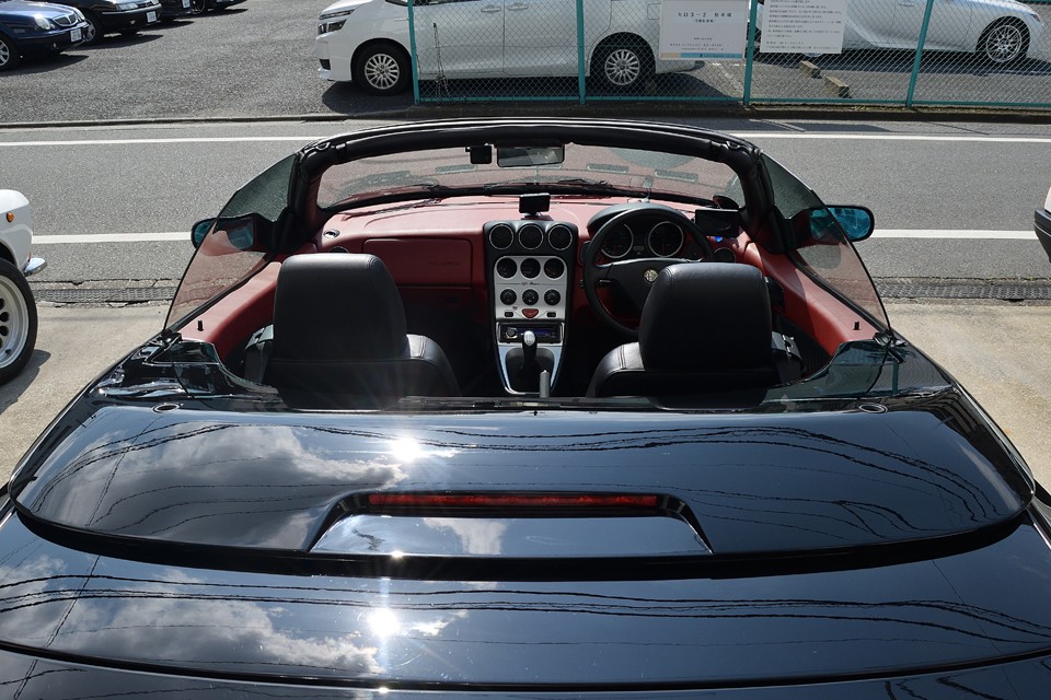 大人の雰囲気のあるフォーマルな装いであると同時に、遊び心満載のカジュアルルックでもある・・・。