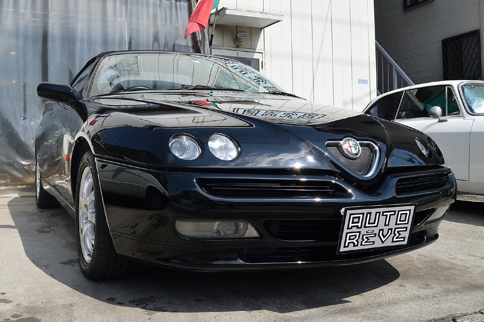 普通、オープンカーと言えば『爽快さ』がその魅力のほとんど、しかしそれとは対局の『混沌』をイメージさせるスパイダーって・・・。