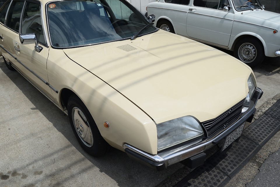 過去に同色で全塗装されているようで、ご覧の通り、現在はツヤのある美しい状態です。