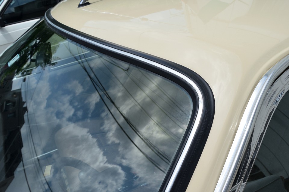 ゴムやモールも比較的新しいものです。おそらく全塗装時に合わせて交換されたのでしょうね。