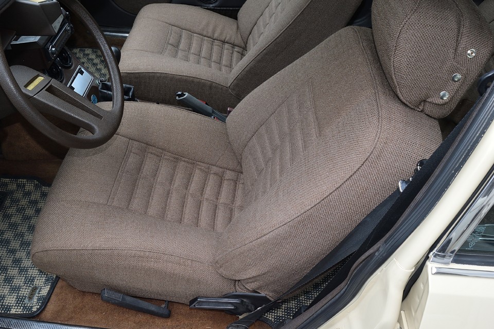 表生地だけではなく、中のアンコも再生済のようで、ご覧の通り、分厚く、ふっかふかな状態！お尻が喜ぶヤツですね。