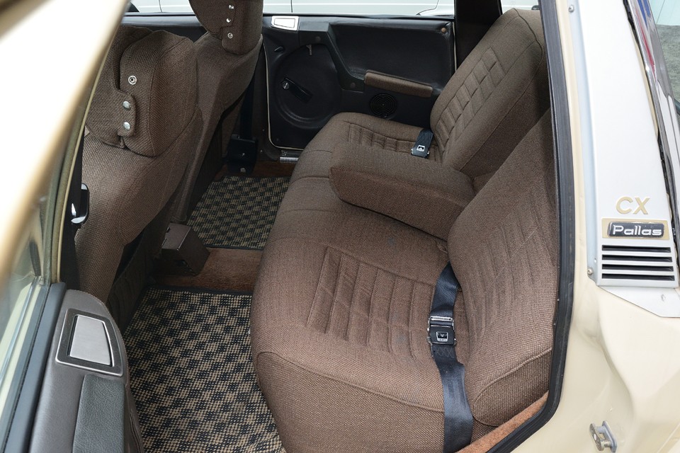 もちろんリアシートもこの通り、ふっかふか状態！ヘタなソファーより居心地の良いシート！