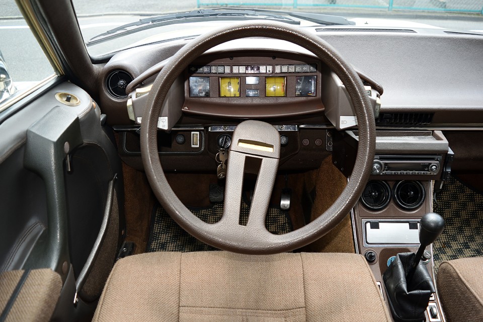 古いながらも、手入れの行き届いた、まるで骨董品のようなたたずまい。