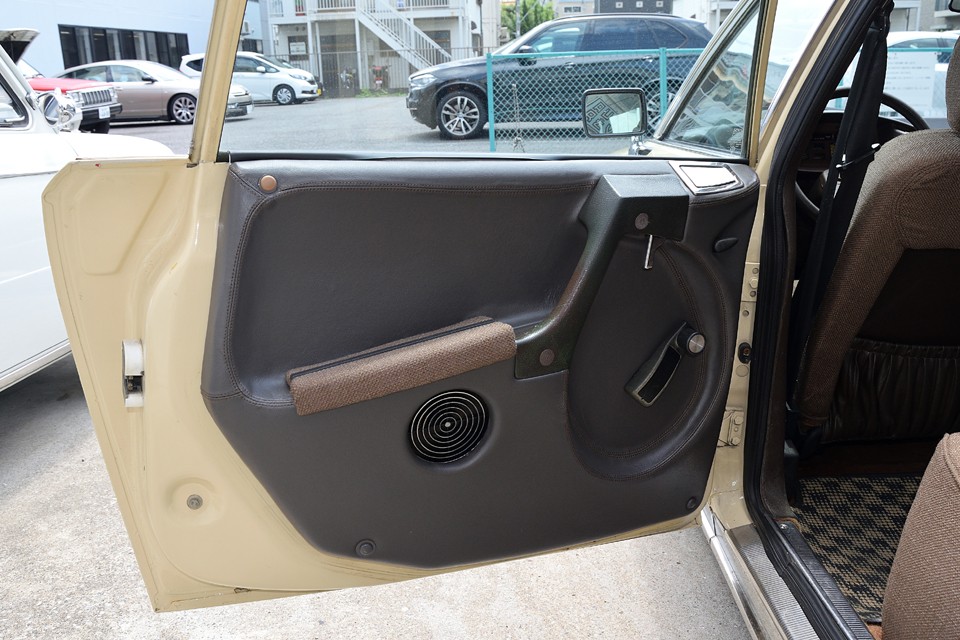 リアドア内側。フロントはパワーウインドウですが、リアは手動。あまり使わないところの装備は省く。そんな合理的なところがフランス車らしいですね。