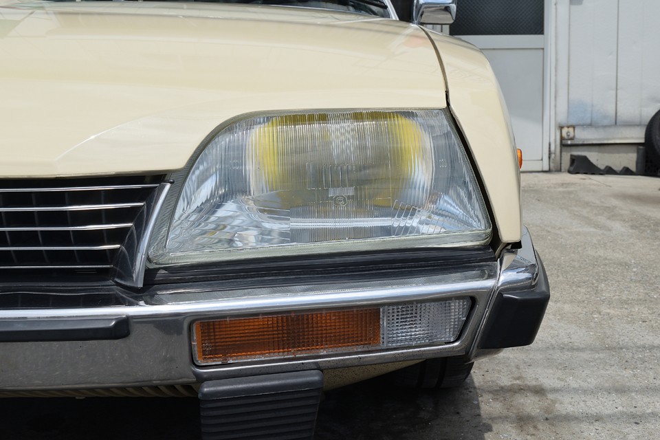 ライトやウインカーがクリアーなのはもちろんですが、グリルやバンパーのメッキ状態にもご注目ください。