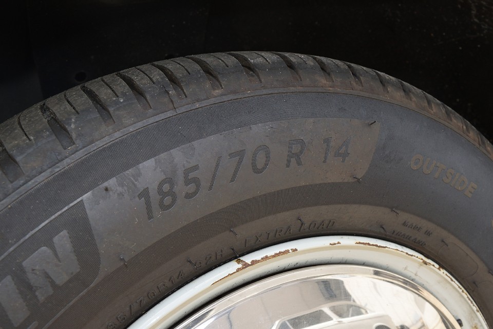 タイヤはミシュラン・エナジーセイバー4でサイズはオリジナルの185/70Ｒ14。やはりフランス車にはミシュランが似合います。