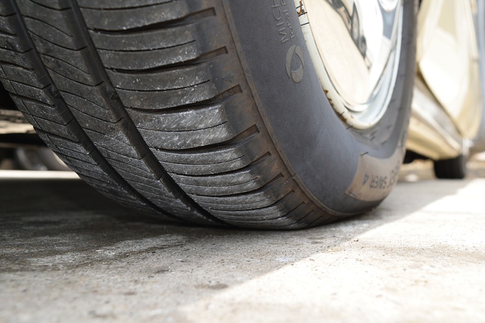 タイヤの残山もご覧の通りタップリ！8分山ほどでしょうか。車両を仕上げた時にタイヤも交換されたはずですから、この状態になってからの走行距離は少ないようです。美車なのも納得！