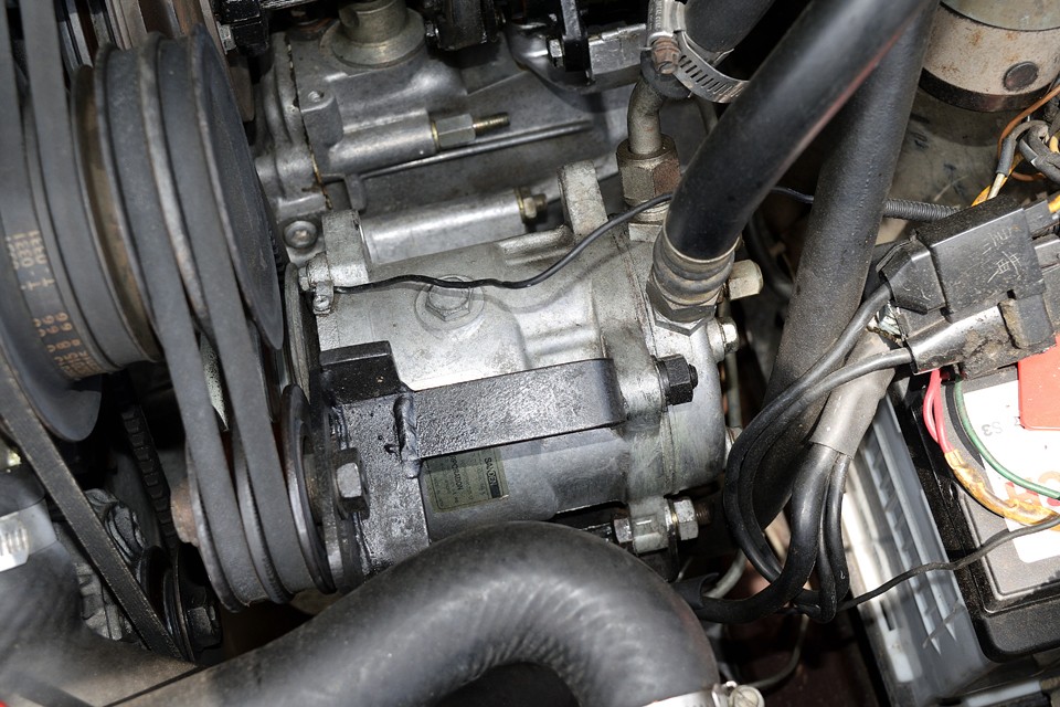 エアコンコンプレッサーも比較的というか、かなり新しい状態です。なのでもちろんクーラーも冷えてます！