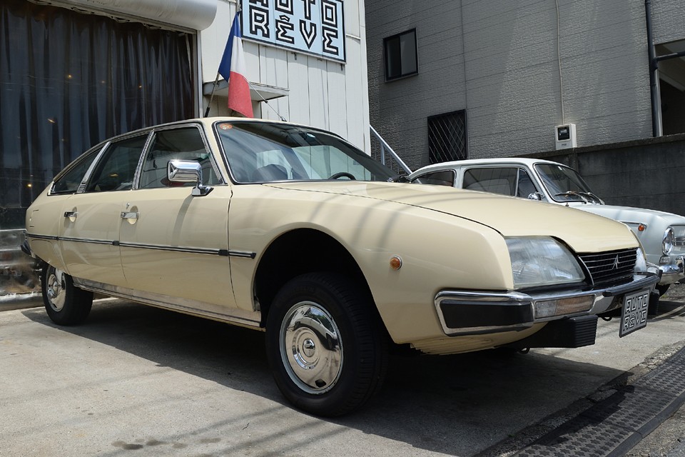 それではここで、ハイドロならではの車高の変化をご紹介。まずは最高位のメンテナンスモード！この状態で走行は出来ませんが、下廻りを目視で確認出来たり、LHMオイル量を確認出来たりと、まさにメンテナンスモード。