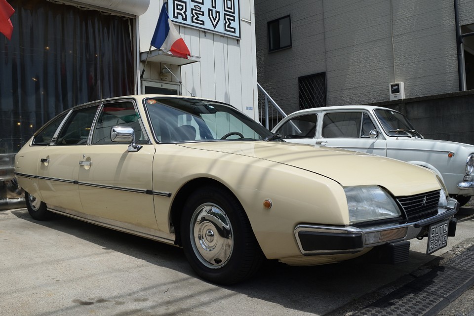 更に1段下がって最低位。油圧が掛かっていない状態なので、メンテナンスや長期に乗らない時に使うモードですが、それより鑑賞モードと言った方が正しいかと。この見た目なので用も無いのにこの状態にしてしまいます。