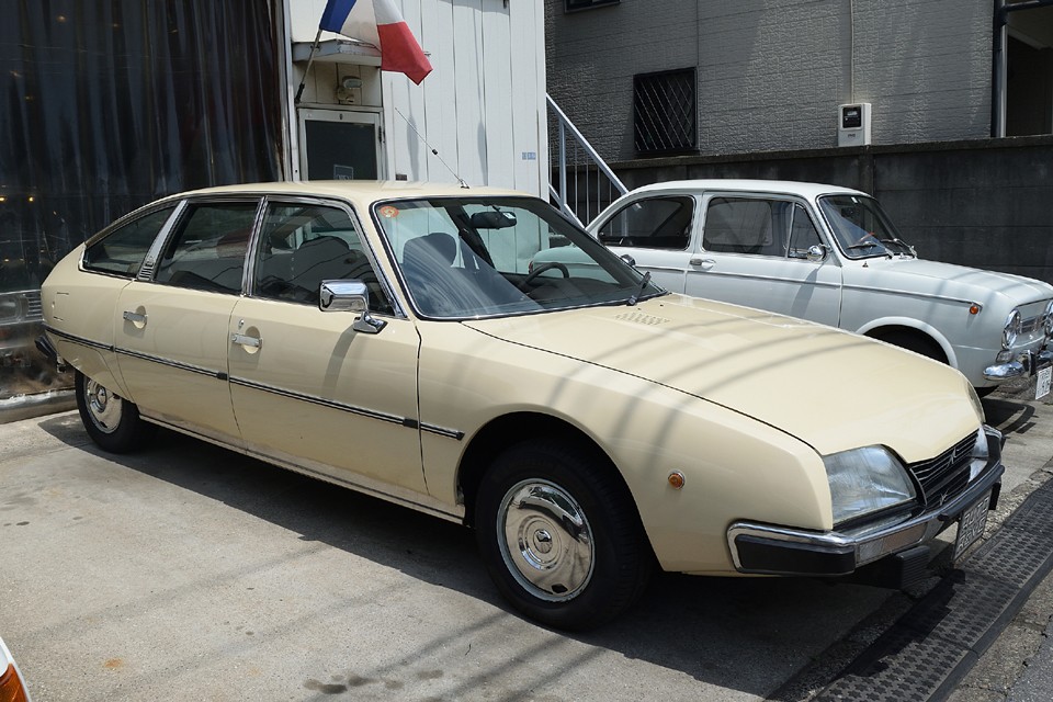 こうして改めて眺めてみると、その流麗な美しさに目を奪われてしまいます。あのDSの後継車とは言え、この時代に、このスタイルで、このハイドロ機構で世に送り出したシトロエンって、やっぱりアバンギャルド！