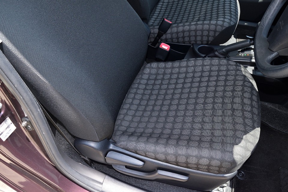 ヘタリや破れ、スレは見受けられないシート。清潔な感じがお分かりいただけるでしょうか。