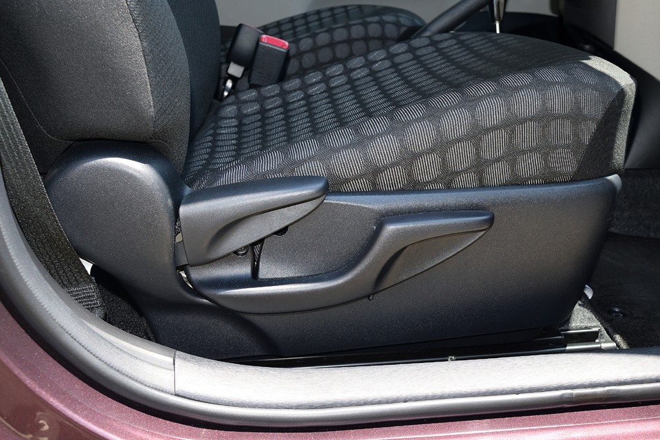 シートはかなりの座面高調整可能ですので、小柄な方はもちろん、大柄の方も違和感の無いポジションが取れると思います。（私身長188cmですが、ピッタリな調整が出来ました！）
