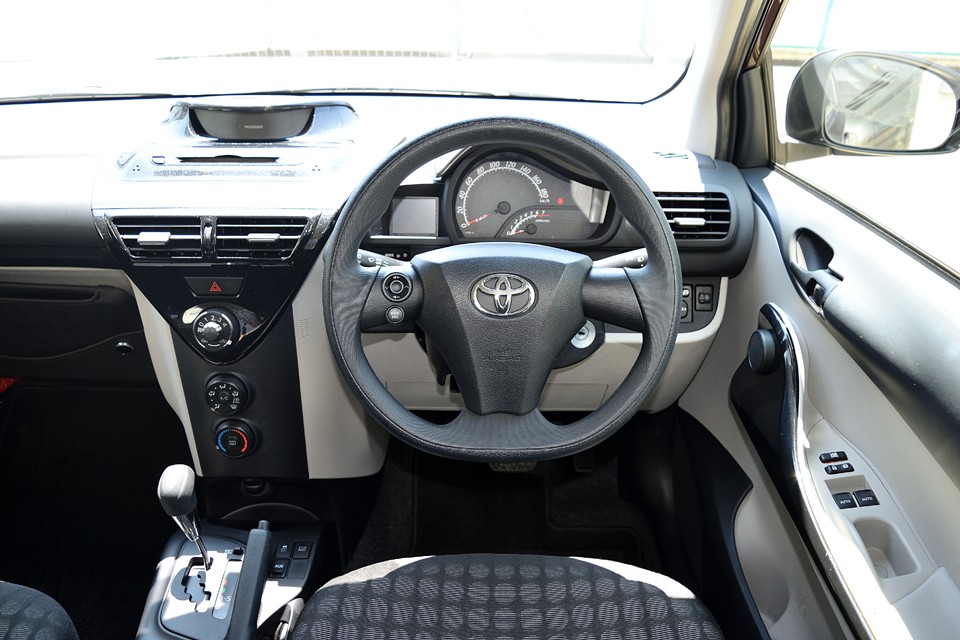 軽自動車とは異なり、やはり普通車らしい、しっかりとした造りですね。